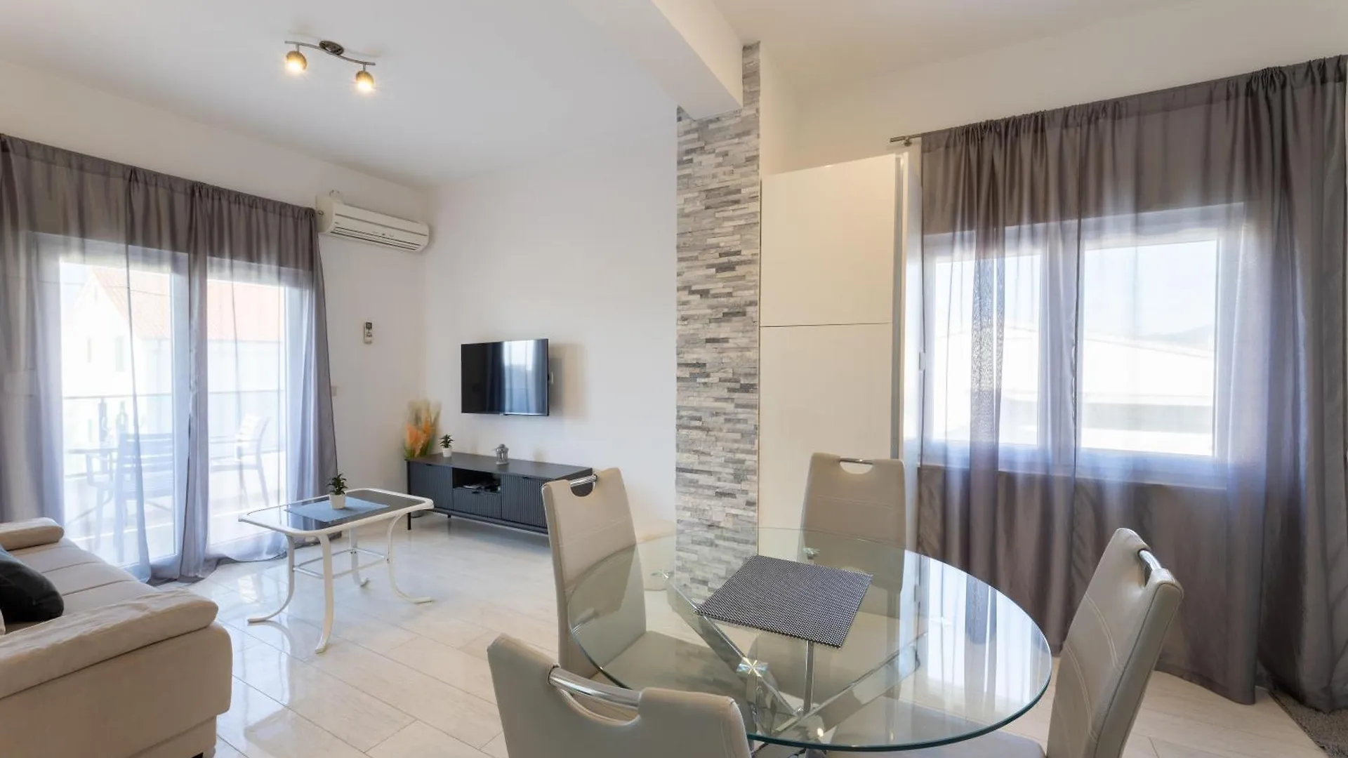 Apartments Bilopavlovic Каштела 0*,